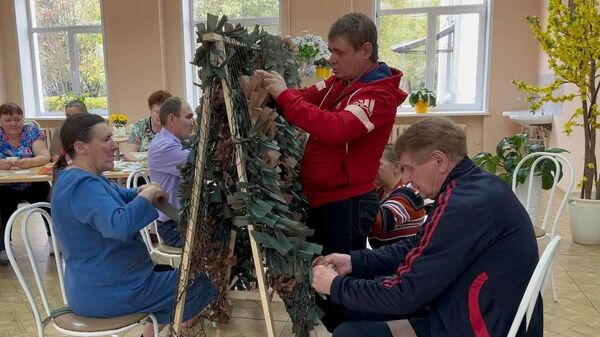 Подопечные геронтологического центра в Ярославле плетут маскировочные сети для СВО