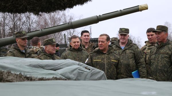 Заместитель председателя Совета безопасности РФ Дмитрий Медведев во время посещения полигона Алабино в Московской области