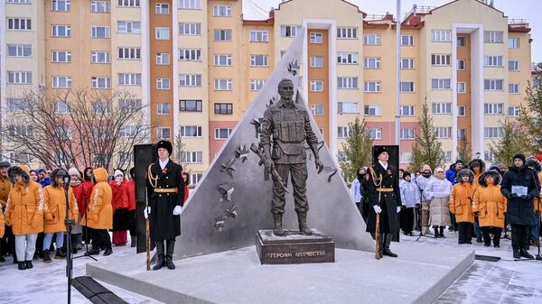 Открытие памятника Героям Отечества на аллее Мужества в Новом Уренгое
