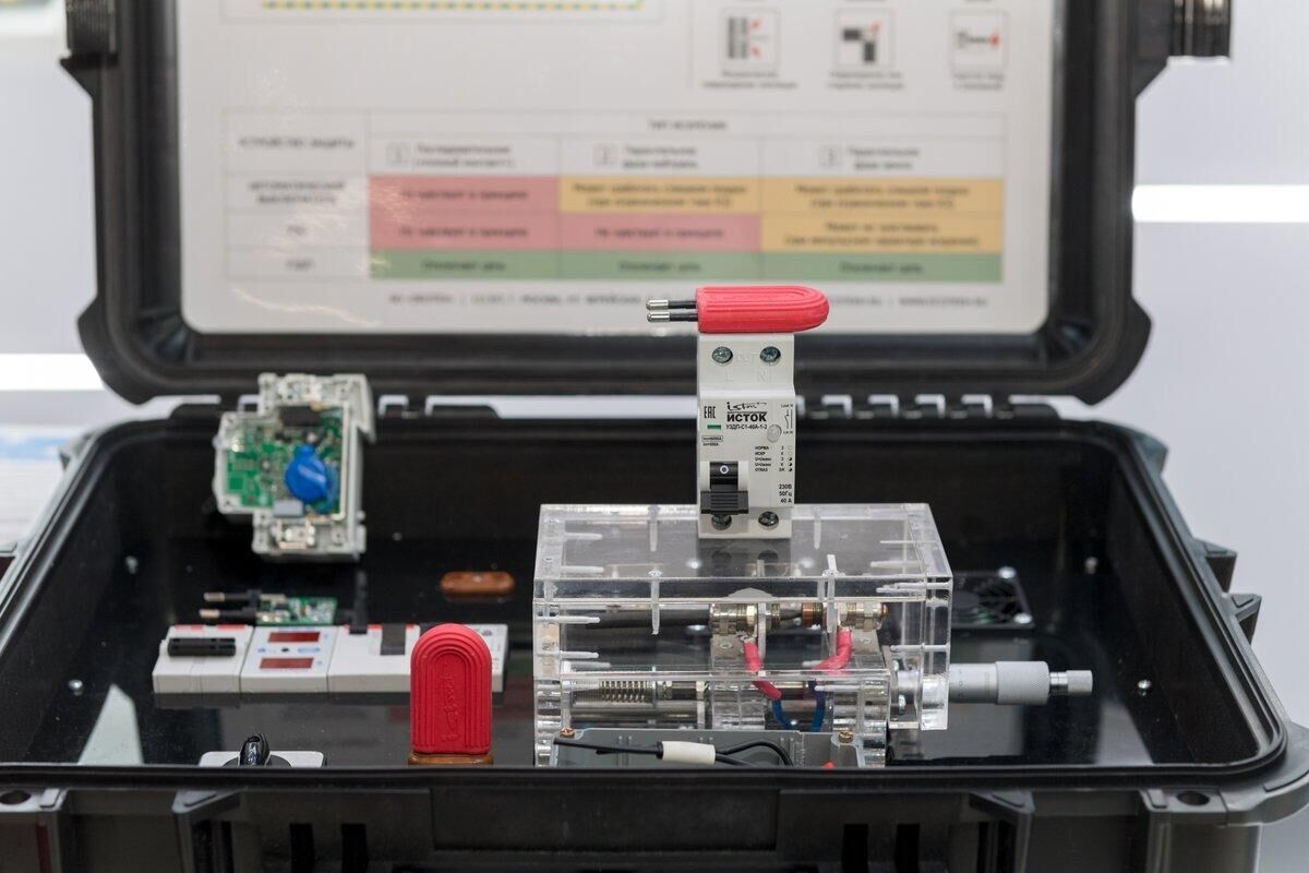 Производство устройств защиты от дугового пробоя (УЗДП) - РИА Новости, 1920, 09.11.2023