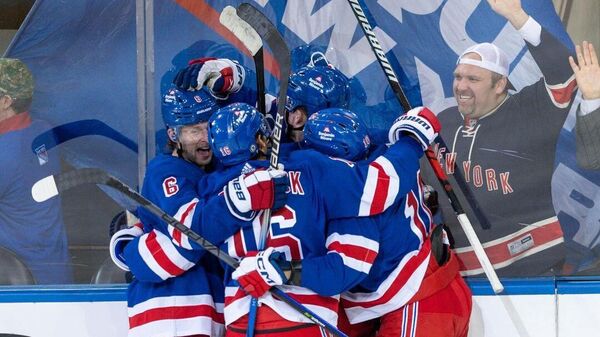Артемий Панарин и хоккеисты Нью-Йорк Рейнджерс празднуют гол в матче НХЛ