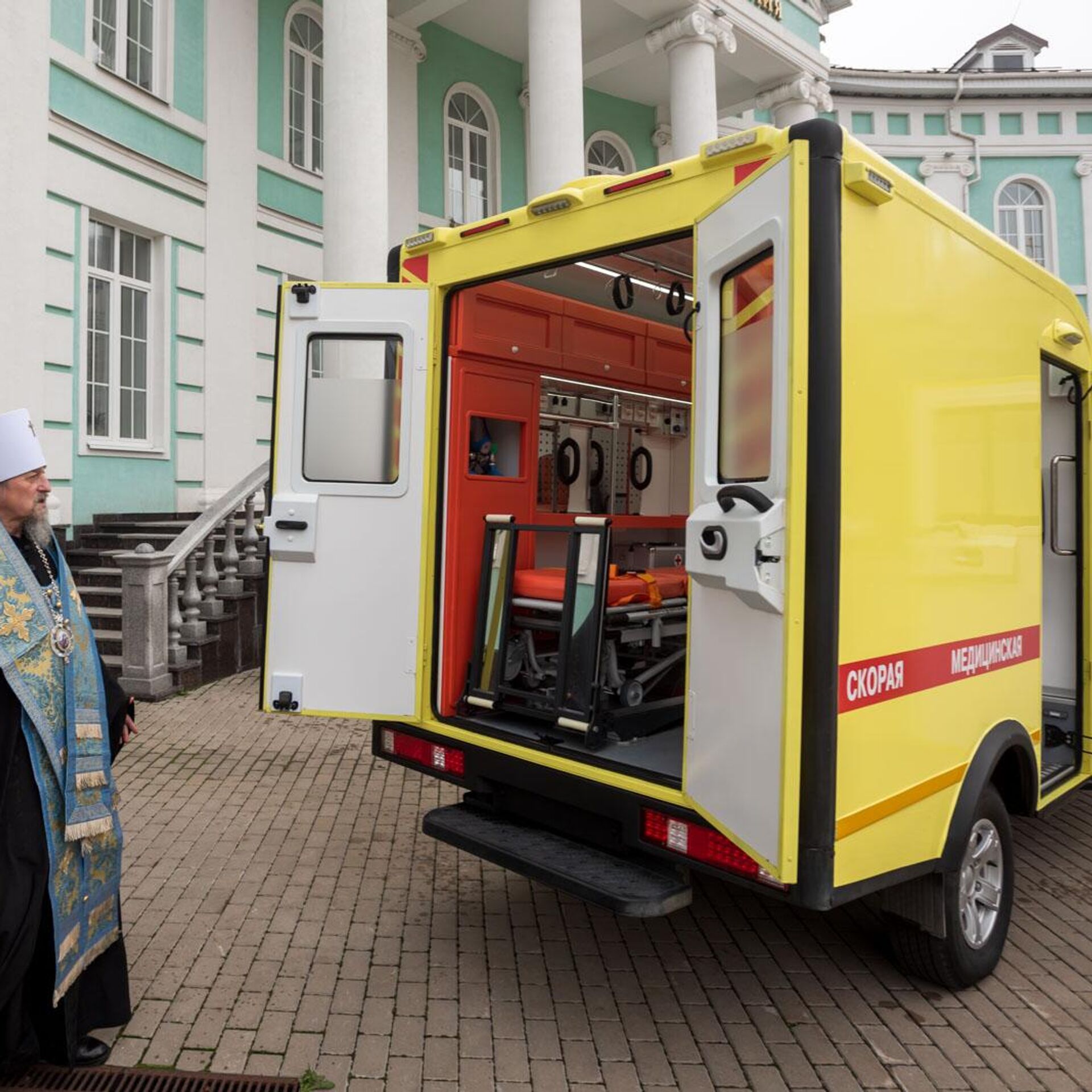 Белгородская митрополия передала на СВО бронированную машину скорой помощи  - РИА Новости, 10.11.2023