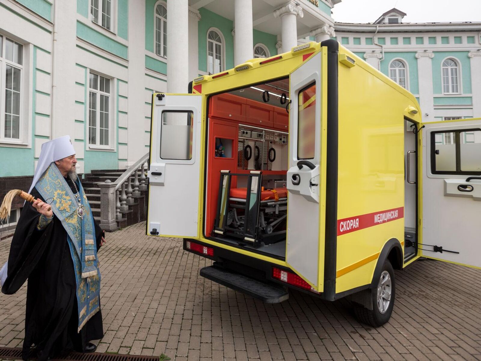 Белгородская митрополия передала на СВО бронированную машину скорой помощи  - РИА Новости, 10.11.2023