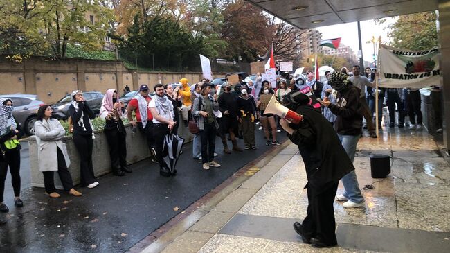 Пропалестинский митинг возле здания Госдепартамента США в Вашингтоне. 10 ноября 2023