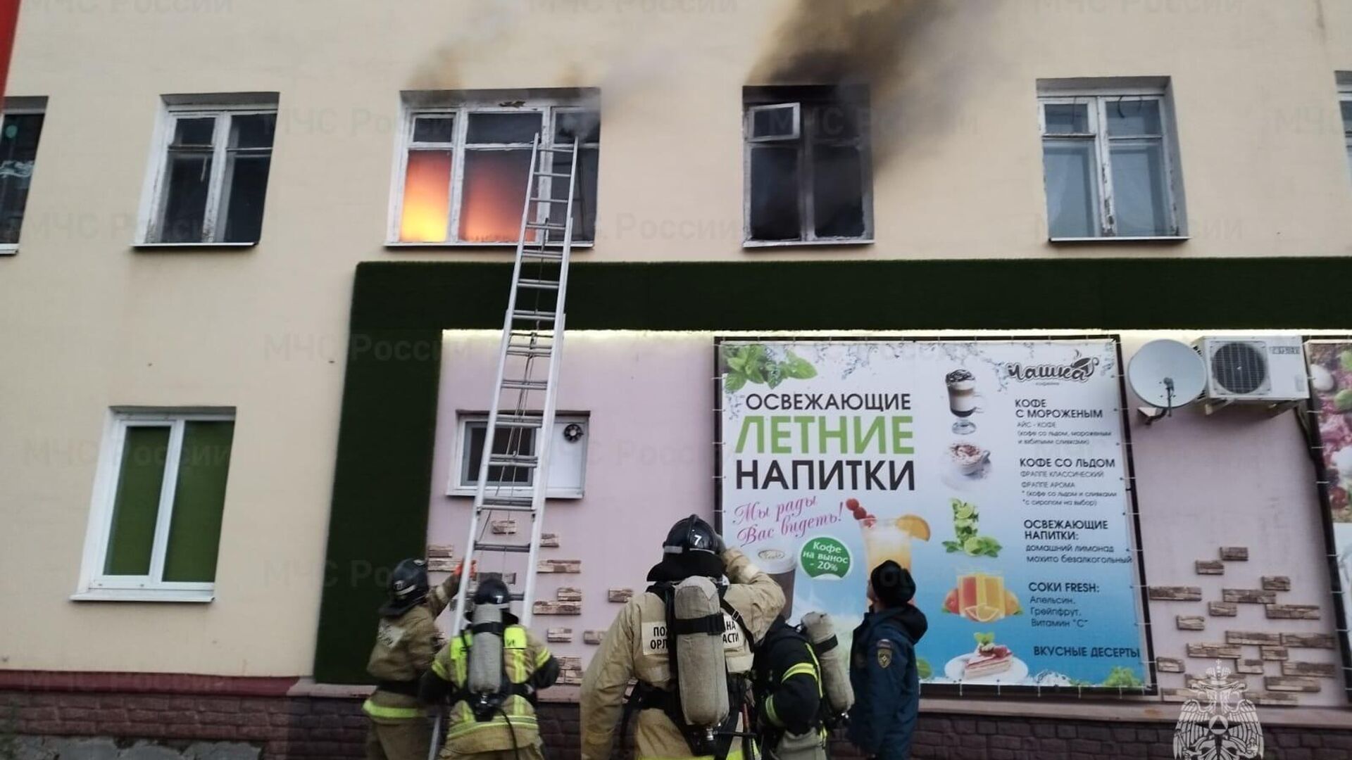 Тушение пожара в квартире на 2 этаже многоквартирного дома на улице Ленина в городе Ливны - РИА Новости, 1920, 10.11.2023