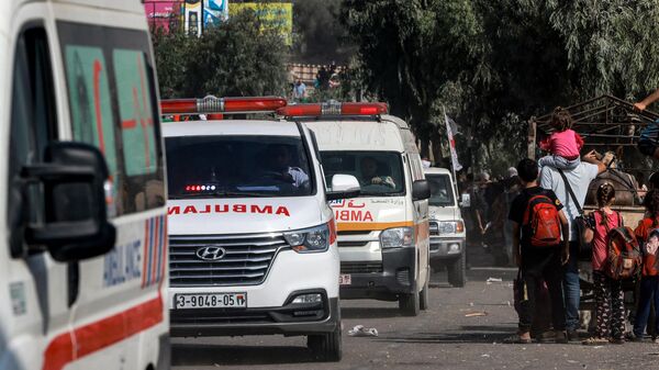 Автомобили Международного комитета Красного Креста, перевозящие раненых к контрольно-пропускному пункту Рафах