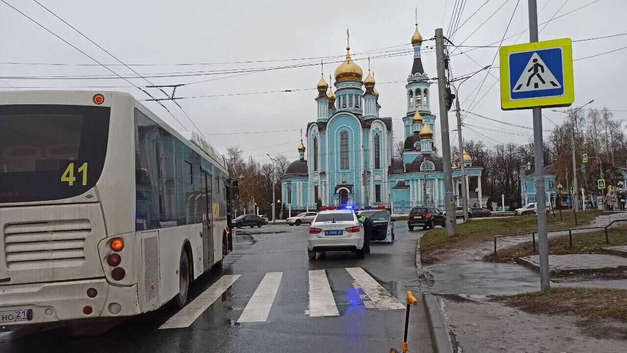 Место происшествия, где автобус сбил третьеклассника на пешеходном переходе в Чебоксарах. 10 ноября 2023 - РИА Новости, 1920, 10.11.2023