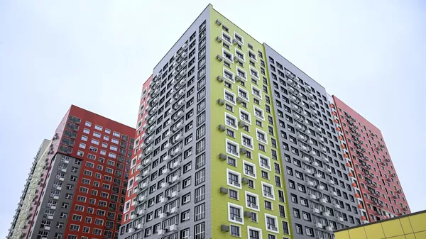 Многоэтажные дома на территории жилого комплекса в Москве 