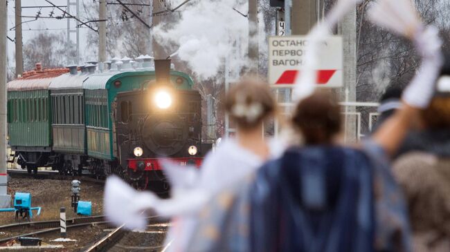 Прибытие Олимпийского огня на ретро-поезде на железнодорожный вокзал Павловска