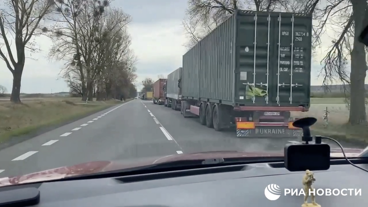 Украинские перевозчики начали ввозить грузовики в Польшу на поездах - РИА  Новости, 11.12.2023