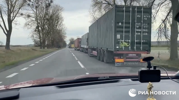 Большегрузные автомобили в очереди перед польско-украинской границей