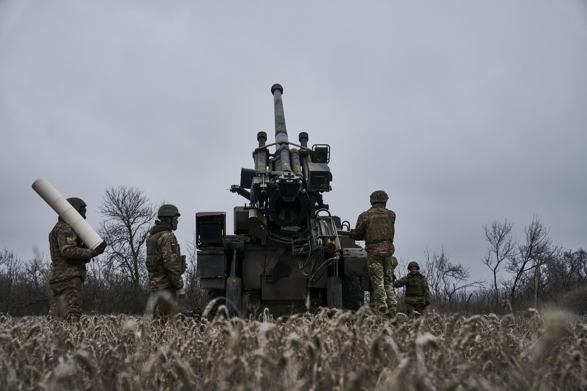 Украинские военные рядом с самоходной гаубицей CAESAR - РИА Новости, 1920, 16.04.2024