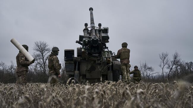 Украинские военные рядом с самоходной гаубицей CAESAR. Архивное фото