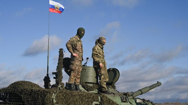 Российские военнослужащие на танке