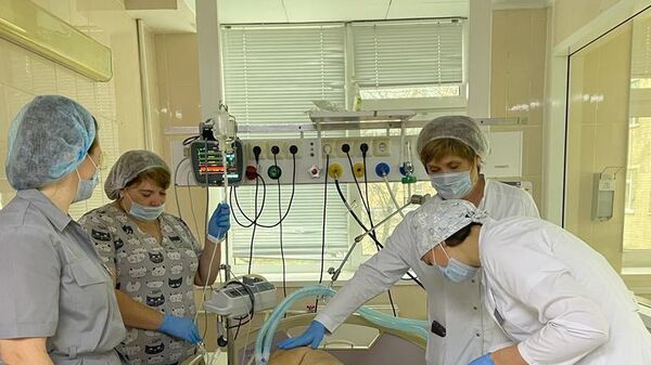 Врачи больницы скорой медицинской помощи имени Н.А. Семашко возле пациента с лихорадкой Западного Нила в Орле