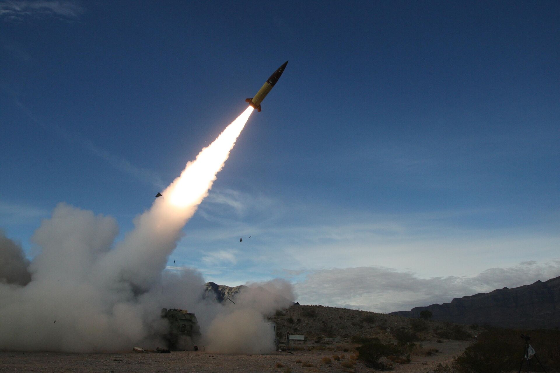Запуск американской баллистической ракеты ATACMS 3