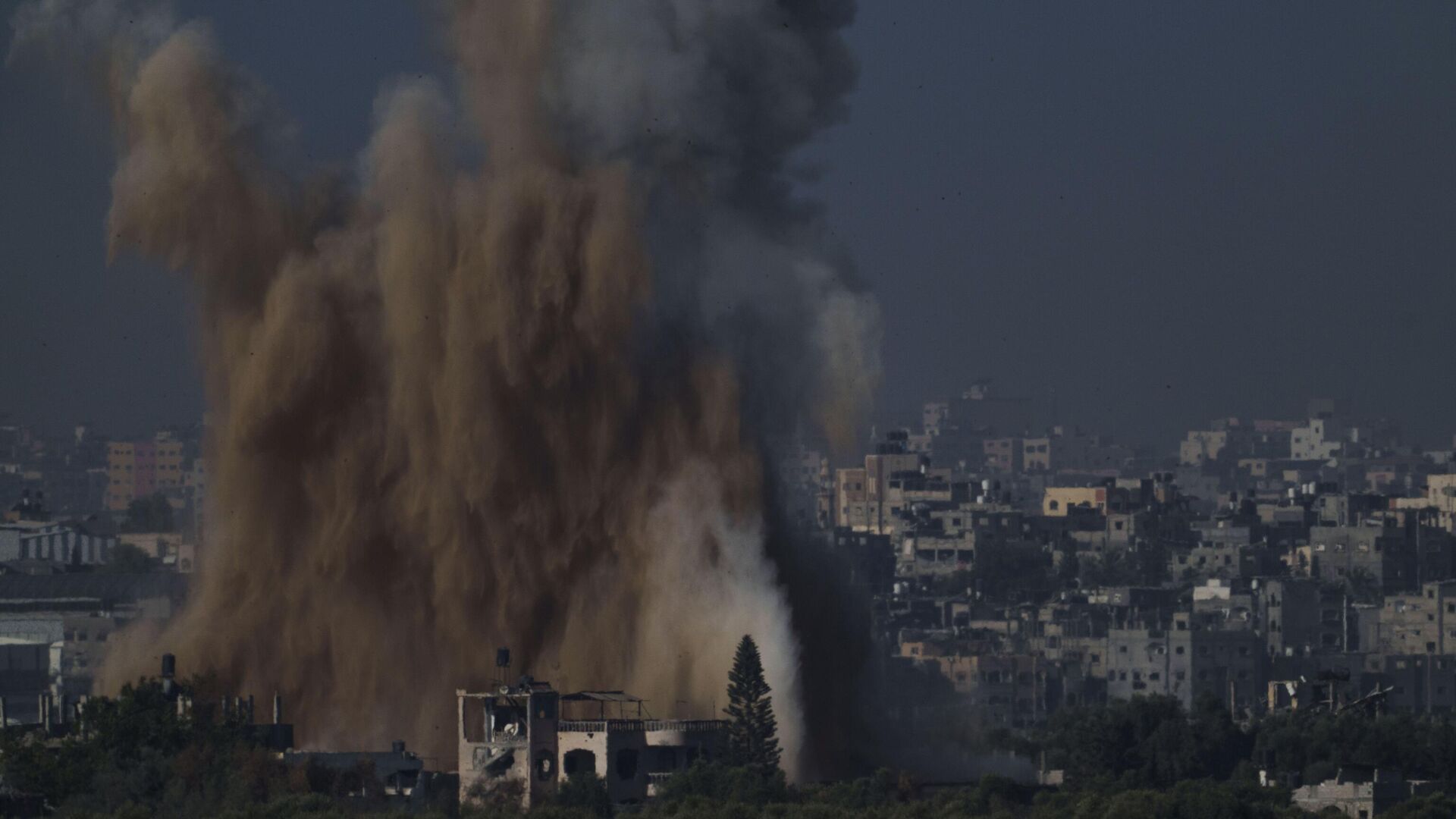 Дым, поднимающийся над сектором Газа после израильской бомбардировки - РИА Новости, 1920, 12.11.2023