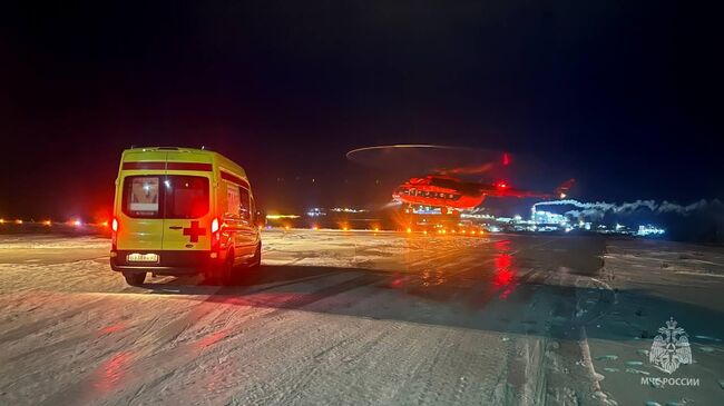 Санитарный самолет, на котором отправили членов экипажа самолета Ан-2 в больницу Анадыря. 11 ноября 2023