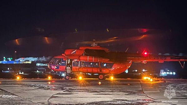 Санитарный борт, прибывший в артель на Чукотке, для эвакуации капитана и пилота самолета Ан-2