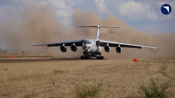 Российский транспортный самолет Ил-76МД-90А, впервые успешно выполнивший посадку и взлет с грунтовой взлетно-посадочной полосы