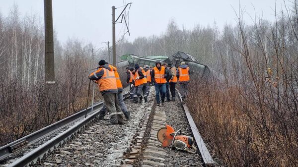 Железнодорожники проводят восстановительные работы на месте схода вагонов поезда в Рязанской области
