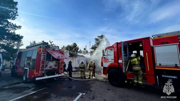 Место пожара на крыше ресторана в Луганске