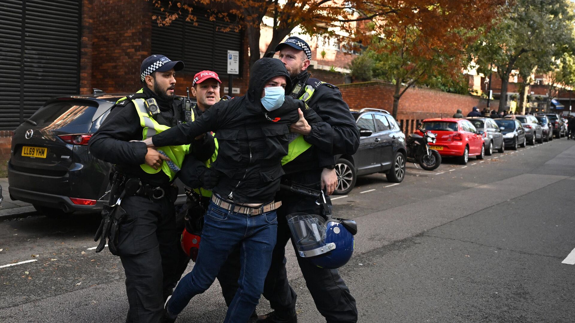 Полицейские задерживают мужчину недалеко от пропалестинской акции в центре Лондона. 11 ноября 2023 - РИА Новости, 1920, 11.11.2023