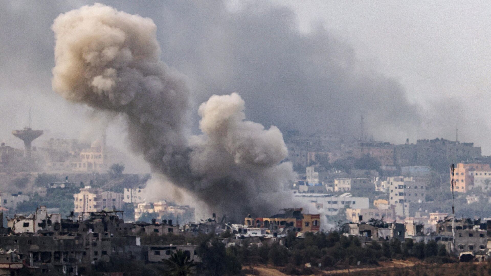Израильский авиаудар по сектору Газа. 11 ноября 2023 года Израильский авиаудар по сектору Газа. 11 ноября 2023 года - РИА Новости, 1920, 11.11.2023