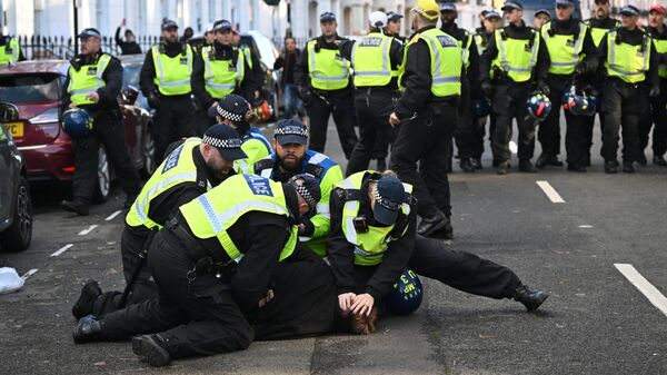 Полицейские во время задержания ультраправых активистов, устроивших стычки с правоохранителями. 11 ноября 2023