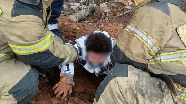 Спасатели вытаскивают застрявшего подростка в Ижевске