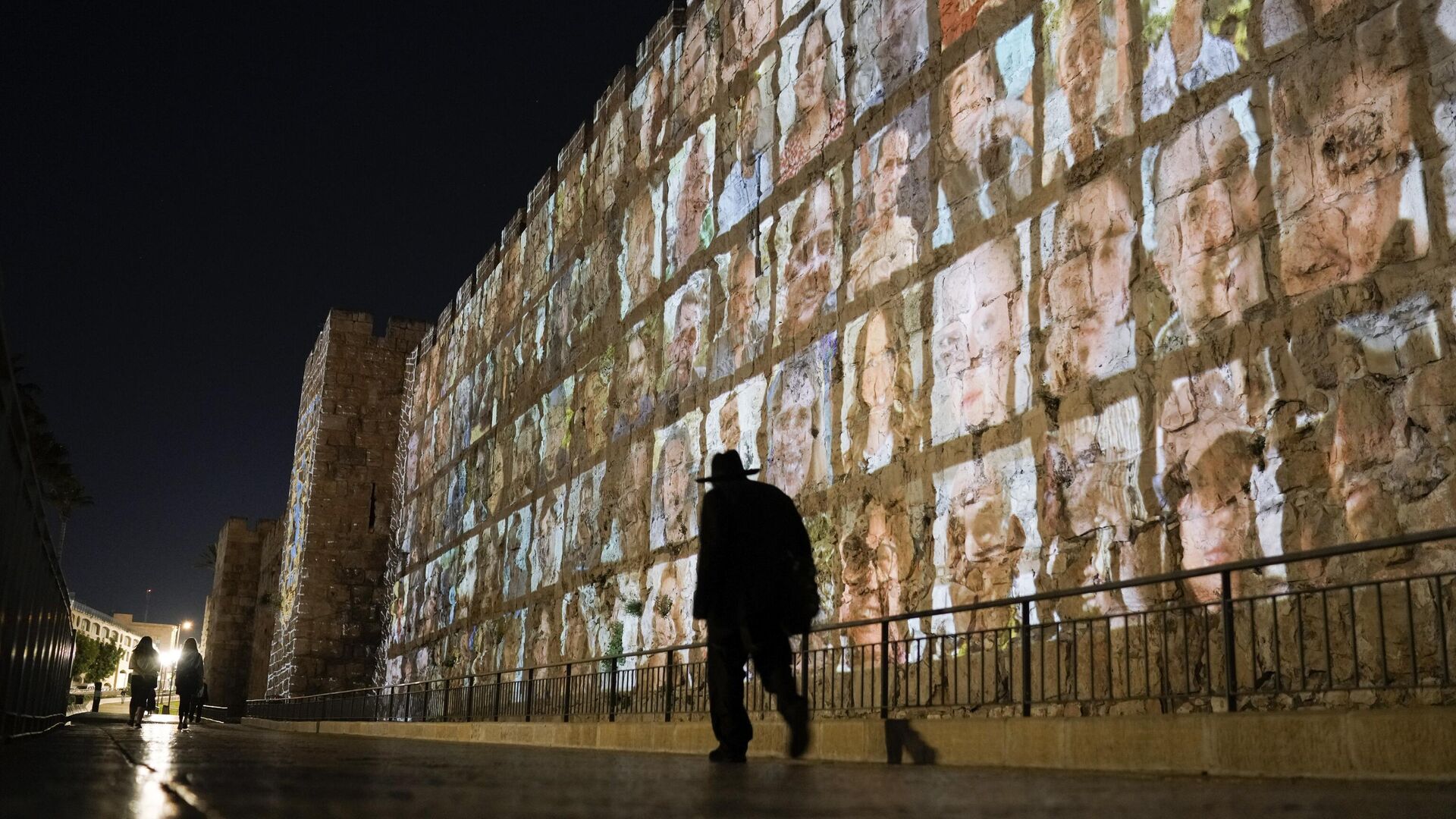 Фотографии израильских пленных, удерживаемых движением ХАМАС, проецируются на стены Старого города Иерусалима - РИА Новости, 1920, 20.11.2023