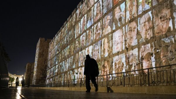 Фотографии израильских пленных, удерживаемых движением ХАМАС, проецируются на стены Старого города Иерусалима