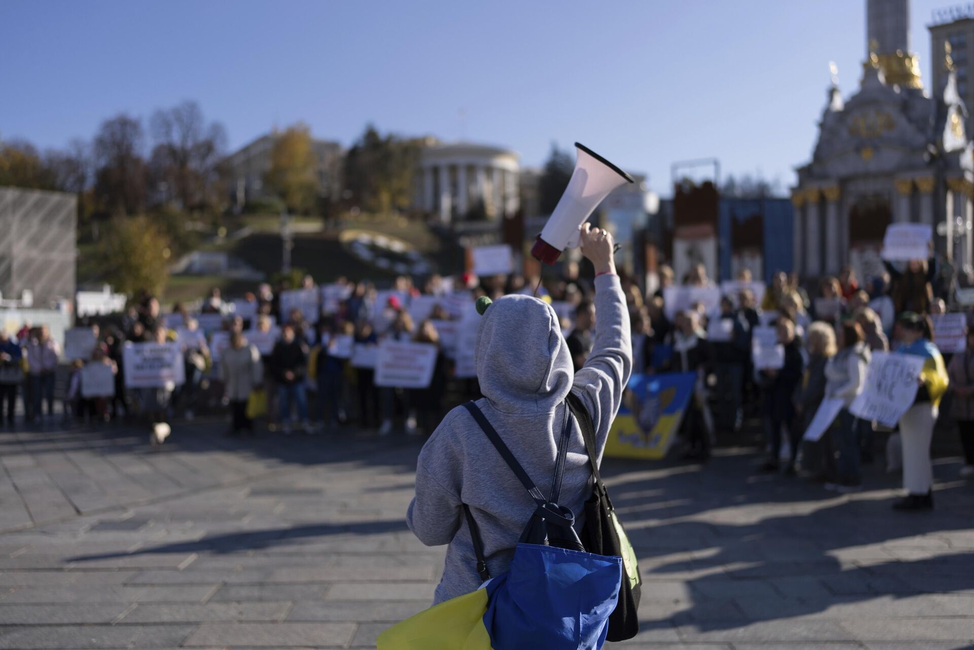 Участники митинга с требованием провести демобилизацию военнослужащих ВСУ, находящихся на фронте с февраля 2022 года, в Киеве - РИА Новости, 1920, 11.10.2024