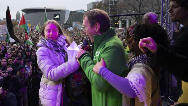 Мужчина вырывает микрофон у Греты Тунберг во время ее выступления в рамках климатической акции в Амстердаме
