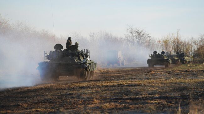 Боевая стрельба экипажей модернизированного танка Т-62 на полигоне в Запорожской области 