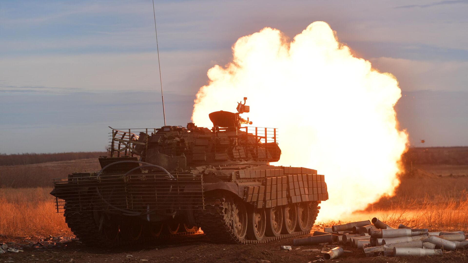 Боевая стрельба экипажа модернизированного танка Т-62 в зоне проведения спецоперации0