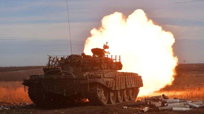 Боевая стрельба экипажа модернизированного танка Т-62 в зоне проведения спецоперации