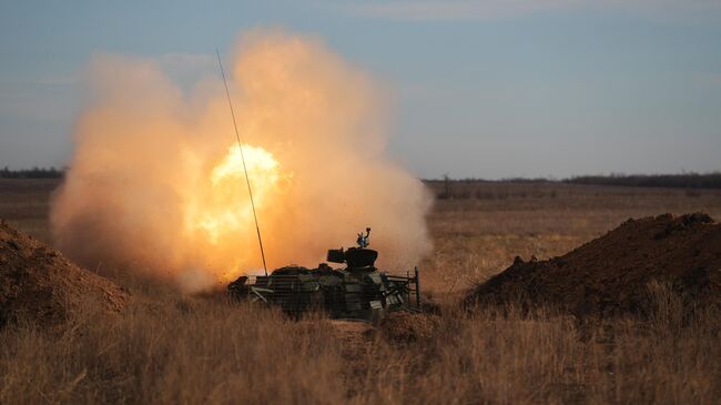 Боевая стрельба экипажа модернизированного танка Т-62 в зоне проведения спецоперации