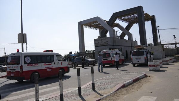 Автомобили скорой помощи на КПП Рафах на границе сектора Газа и Египта