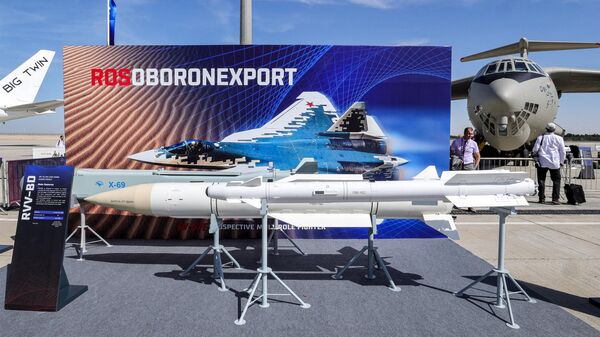 Стенд АО Рособоронэкспорт на авиашоу Dubai Airshow 2023. 13 ноября 2023