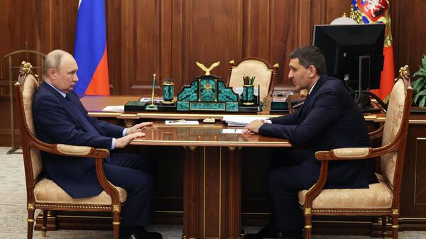 Президент РФ Владимир Путин и генеральный директор, председатель правления ПАО Россети Андрей Рюмин во время встречи