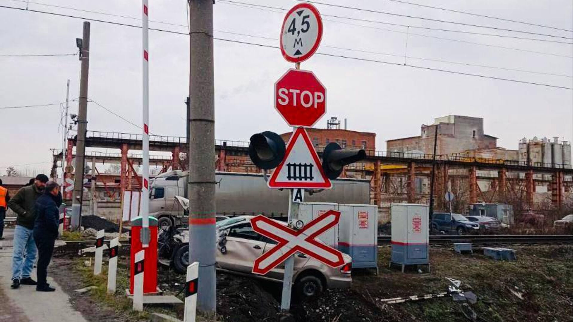 На месте столкновения электропоезда с легковым автомобилем в Свердловской области - РИА Новости, 1920, 13.11.2023