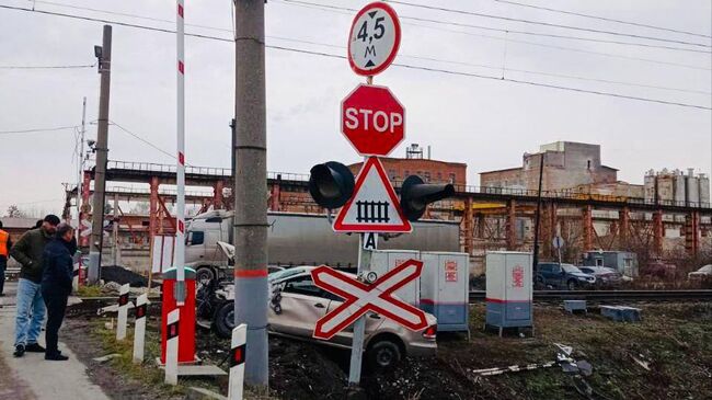 На месте столкновения электропоезда с легковым автомобилем в Свердловской области