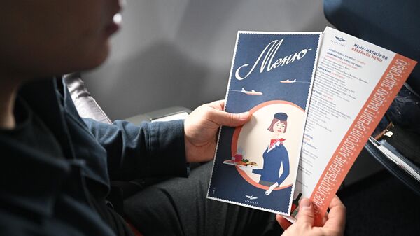 Меню и винная карта в руках пассажира самолета Airbus А321 авиакомпании Аэрофлот, выполняющего 11 ноября ретрорейс SU1460/SU1461 по маршруту Москва - Новосибирск - Москва