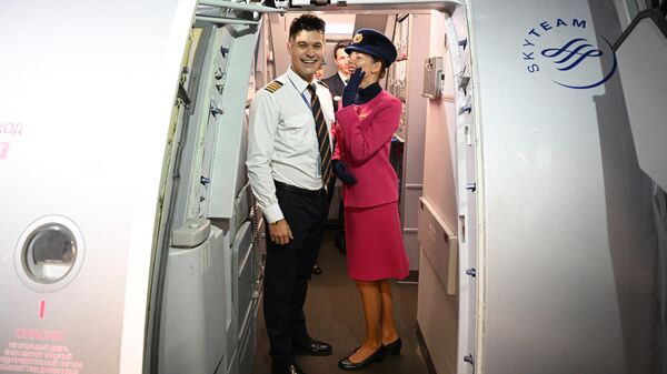 Бортпроводники встречают пассажиров самолета Airbus А321 авиакомпании Аэрофлот, выполняющего 11 ноября ретрорейс SU1460/SU1461 по маршруту Москва - Новосибирск - Москва