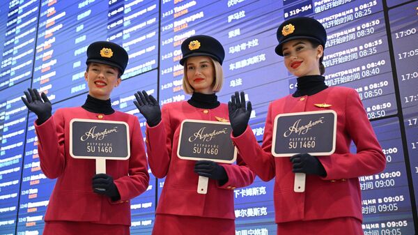 Сотрудницы авиакомпании Аэрофлот встречают в аэропорту пассажиров ретрорейса SU1460, следующего 11 ноября по маршруту Москва - Новосибирск