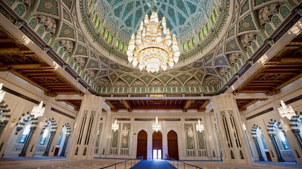 Интерьер мечети Султана Кабуса