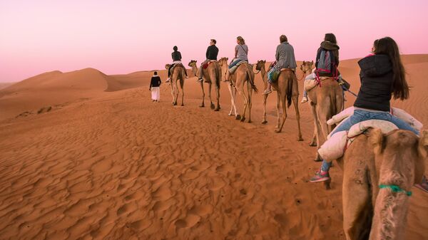Туристы в пустыне Вахиба, Оман 