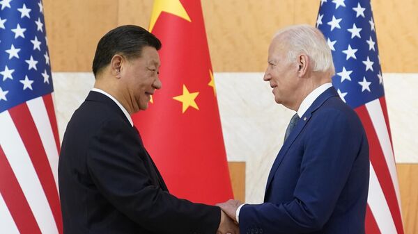 Президент Китая Си Цзиньпин и президент США Джо Байден пожимают друг другу руки