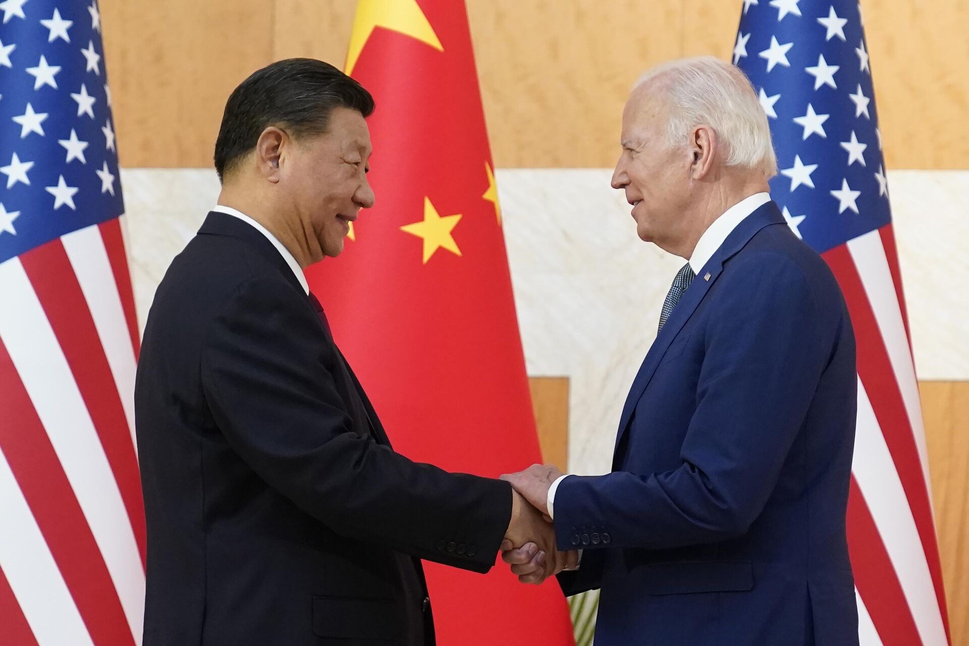 Президент Китая Си Цзиньпин и президент США Джо Байден пожимают друг другу руки - РИА Новости, 1920, 15.12.2023